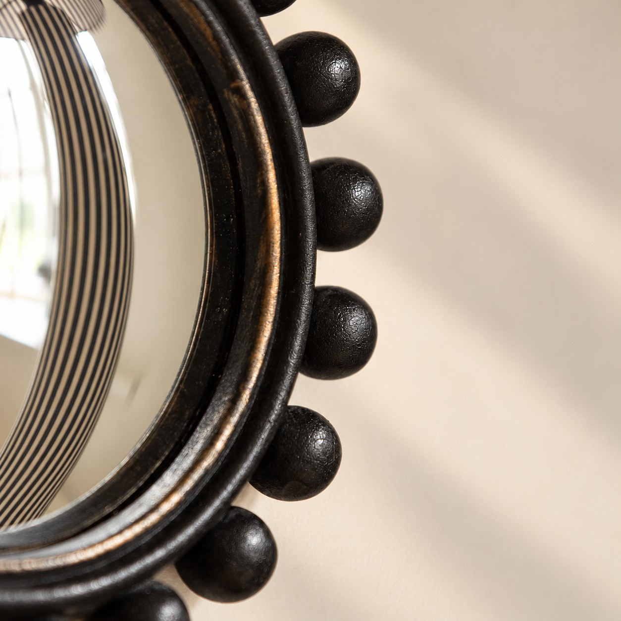 Verre de miroir convexe qui reflète la pièce