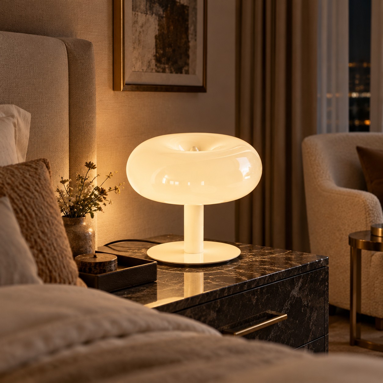 Lámpara de mesa blanca junto a la cama