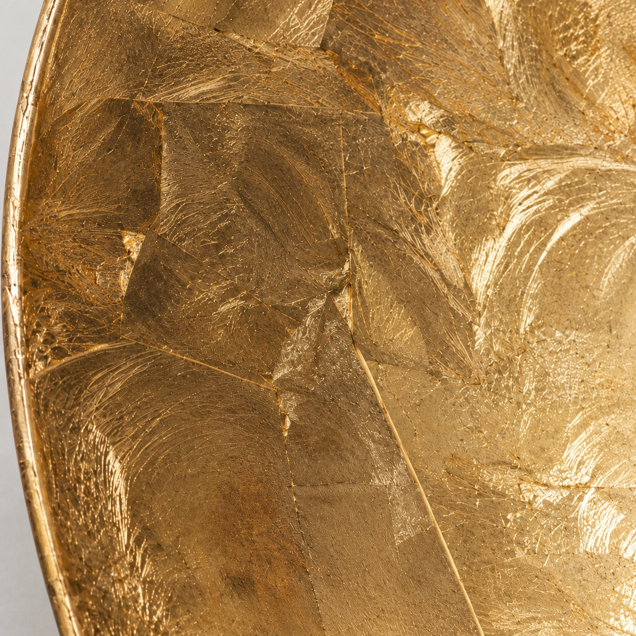 Gros plan de la surface en feuille d'or; photographie originale du produit