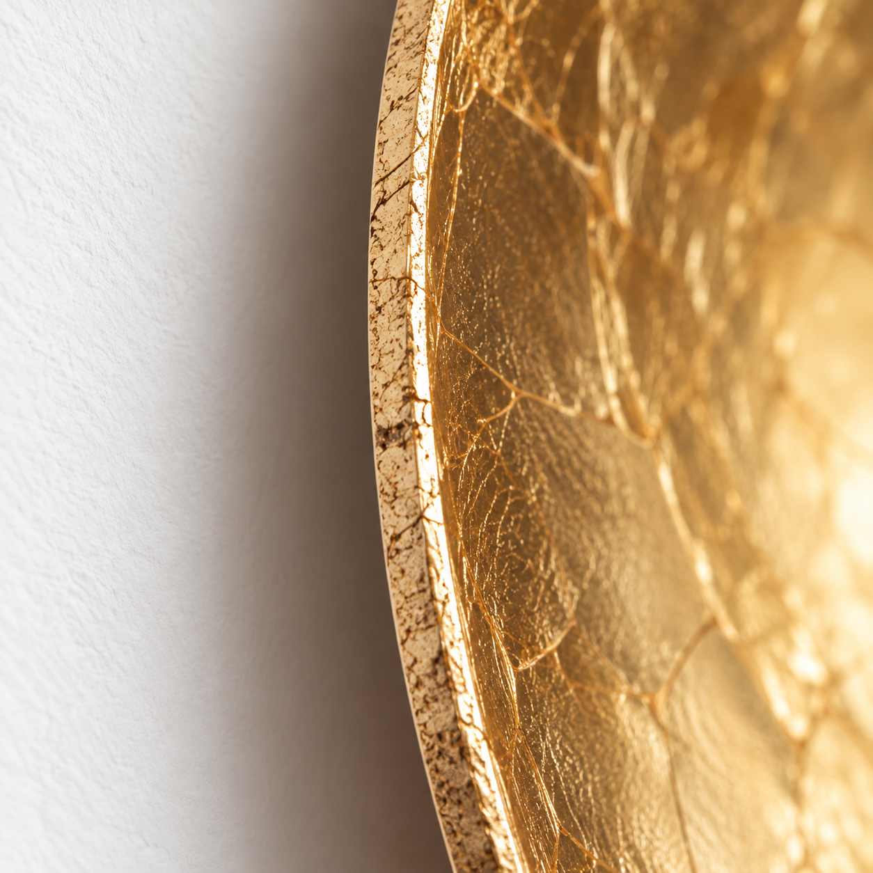 Bord courbe de la plaque en feuille d'or; photographie originale du produit