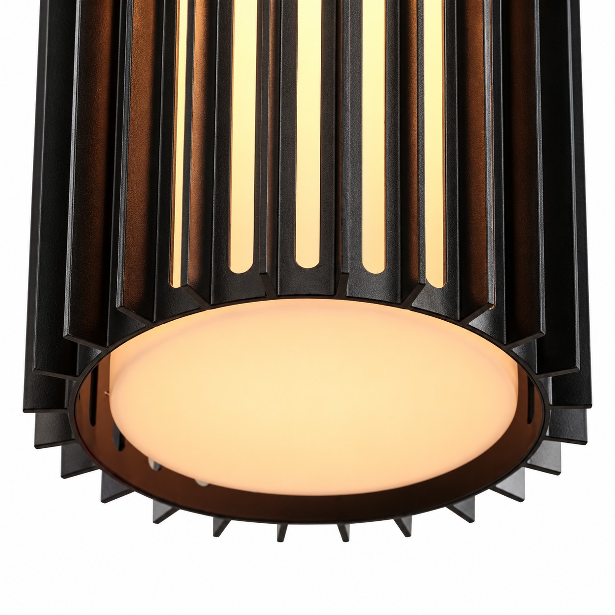 Base aperta dell'applique scanalata, con un diffusore luminoso che proietta la luce verso il basso.