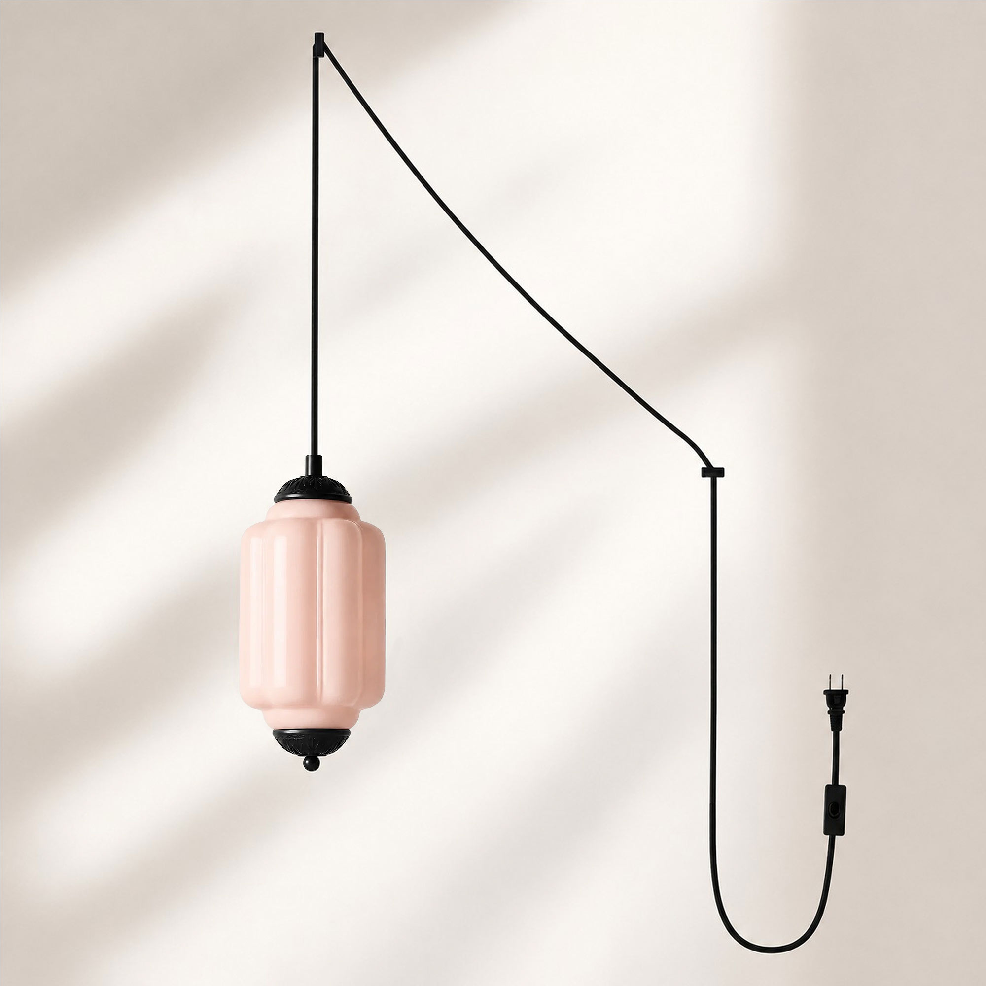 Suspension à finition noire avec abat-jour en verre rose