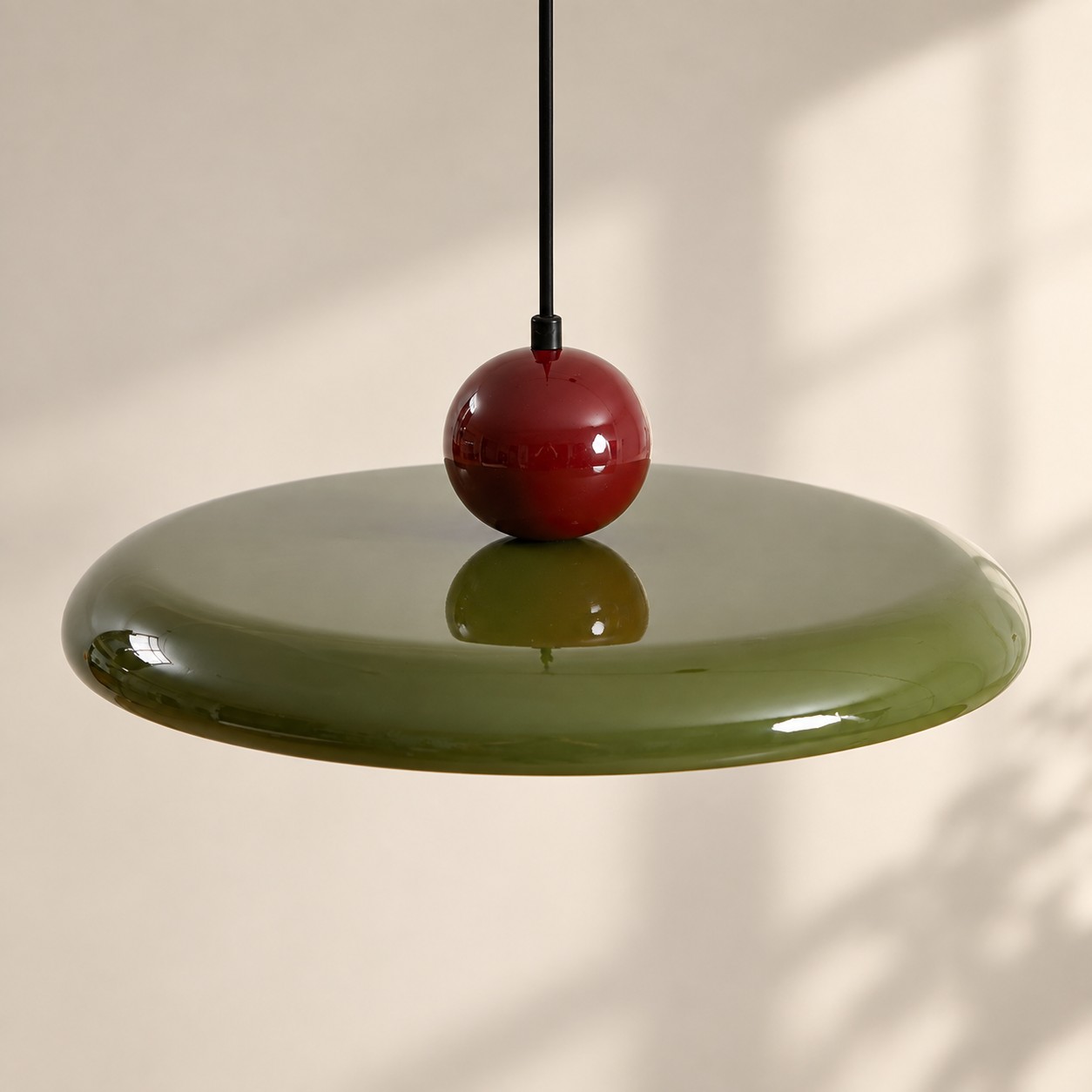 Primer plano del disco bicolor Lola y la esfera de acento