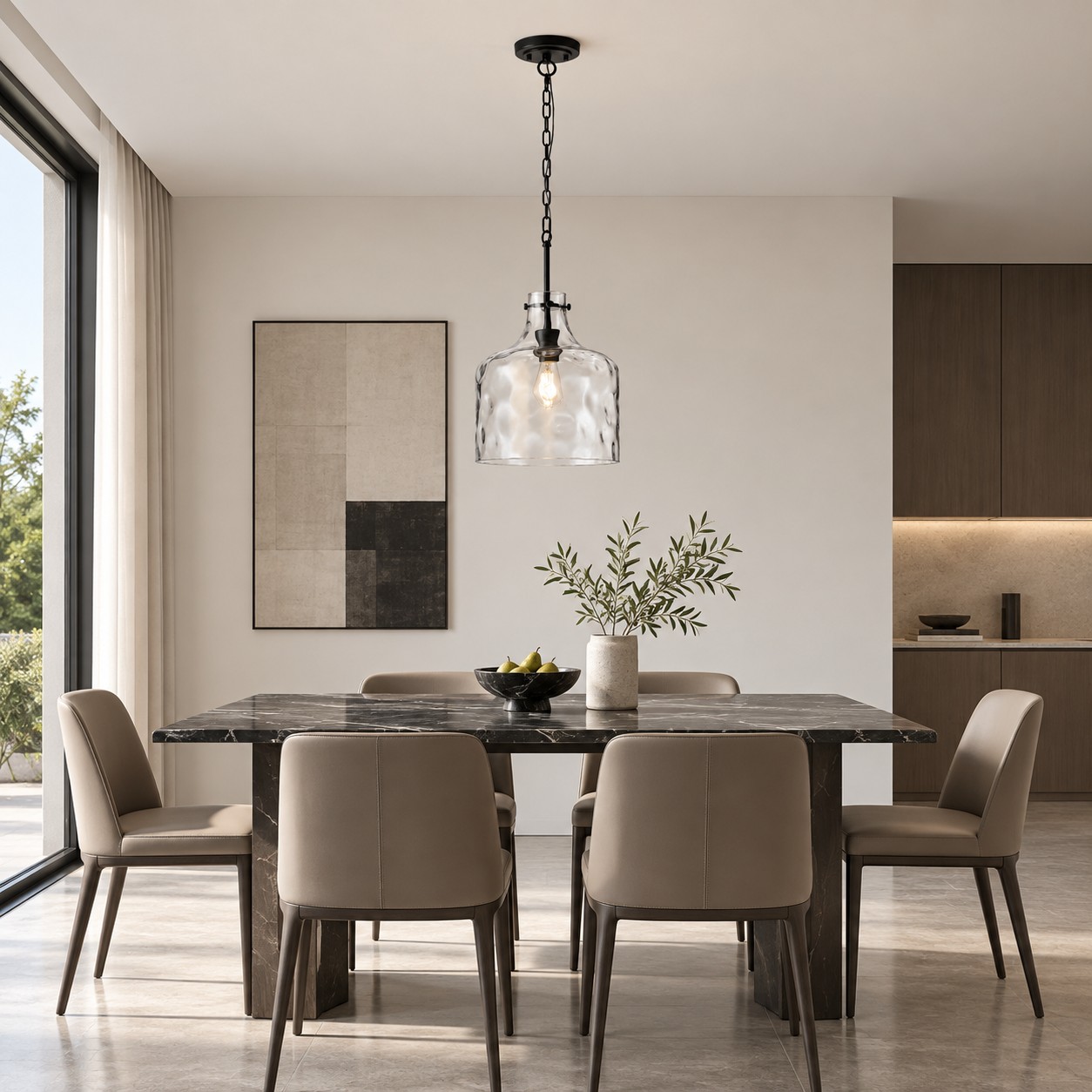 Lámpara colgante de cristal sobre una mesa de comedor