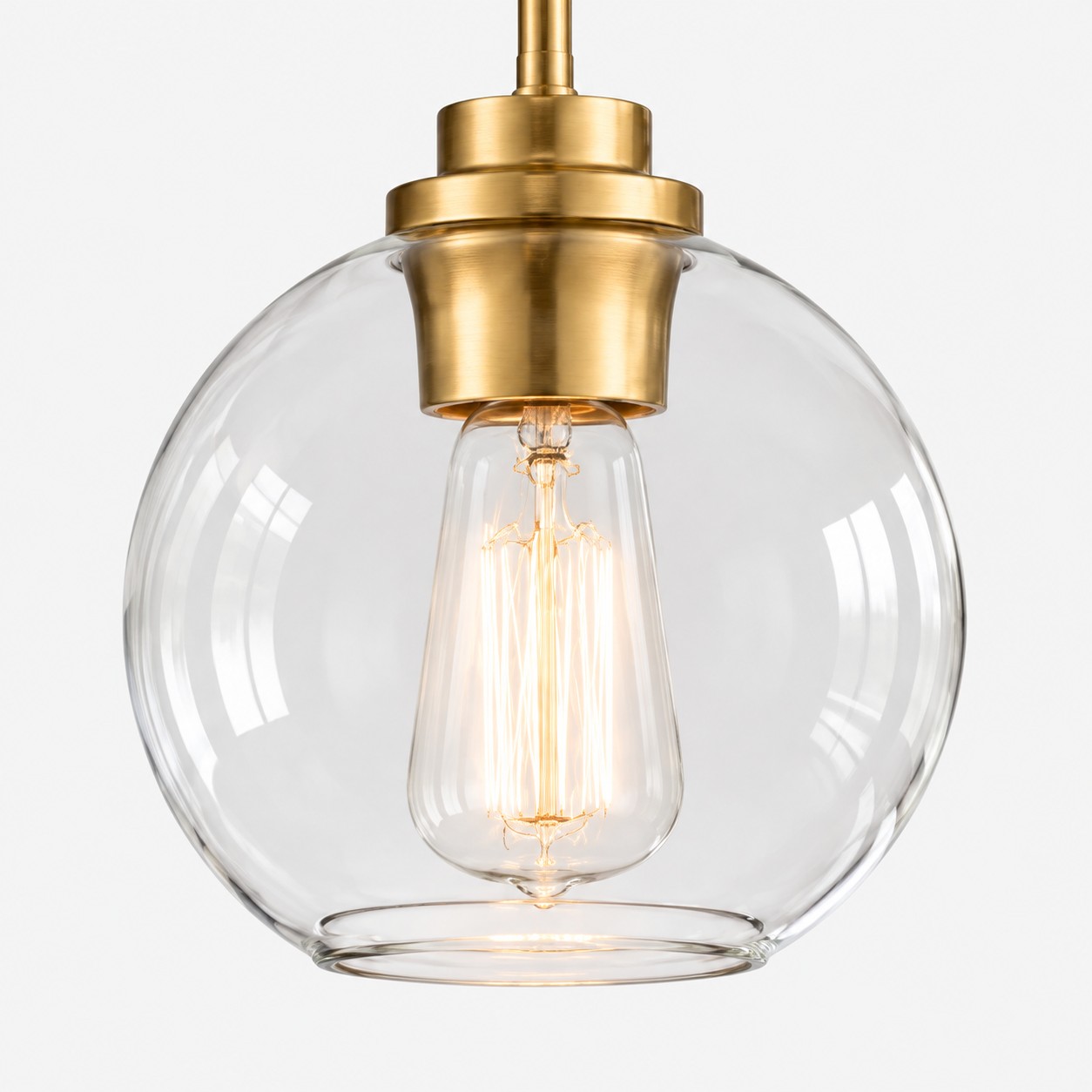 Närbild av taklampa i klart glas