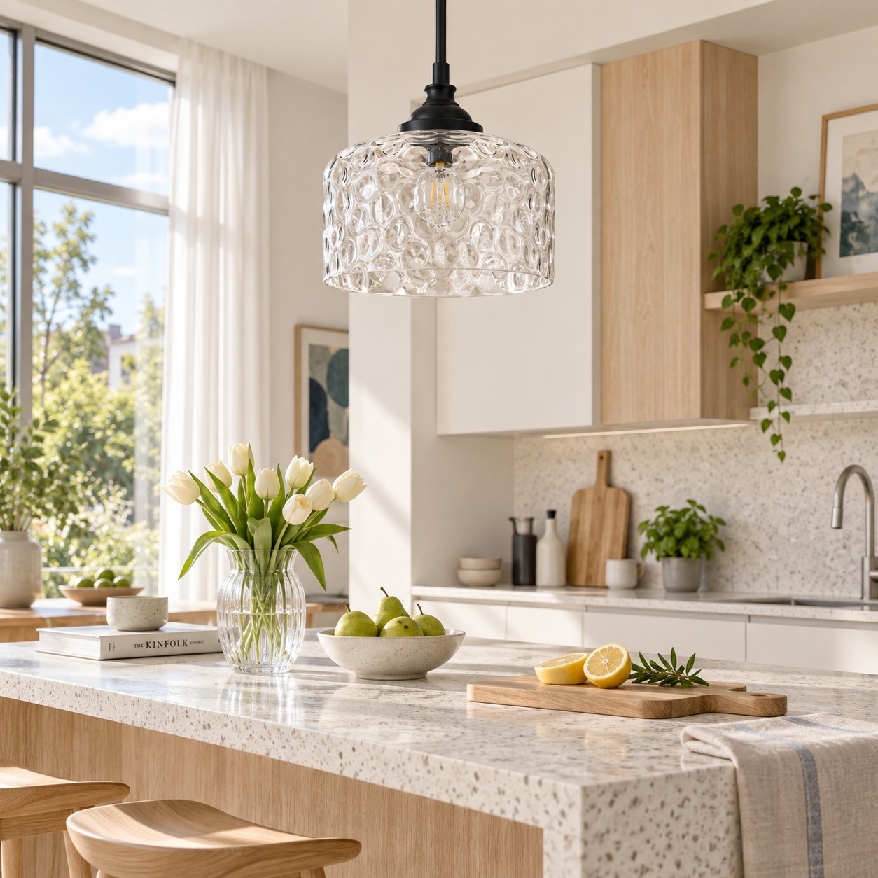 Glazen hanglamp met helder patroon in een lichte keuken met de lamp uit