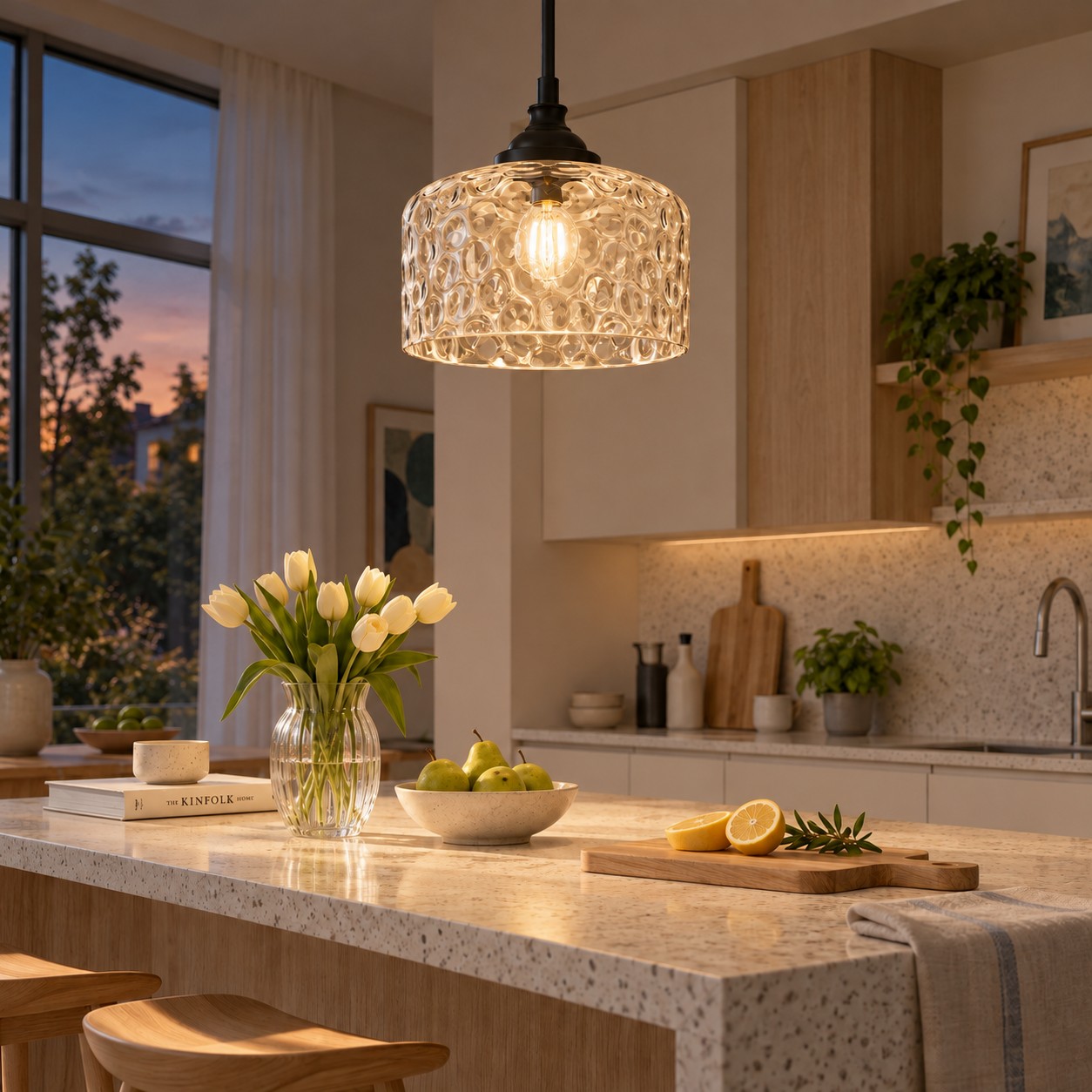 Dezelfde glazen hanglamp met patroon, die warm gloeit in de schemering