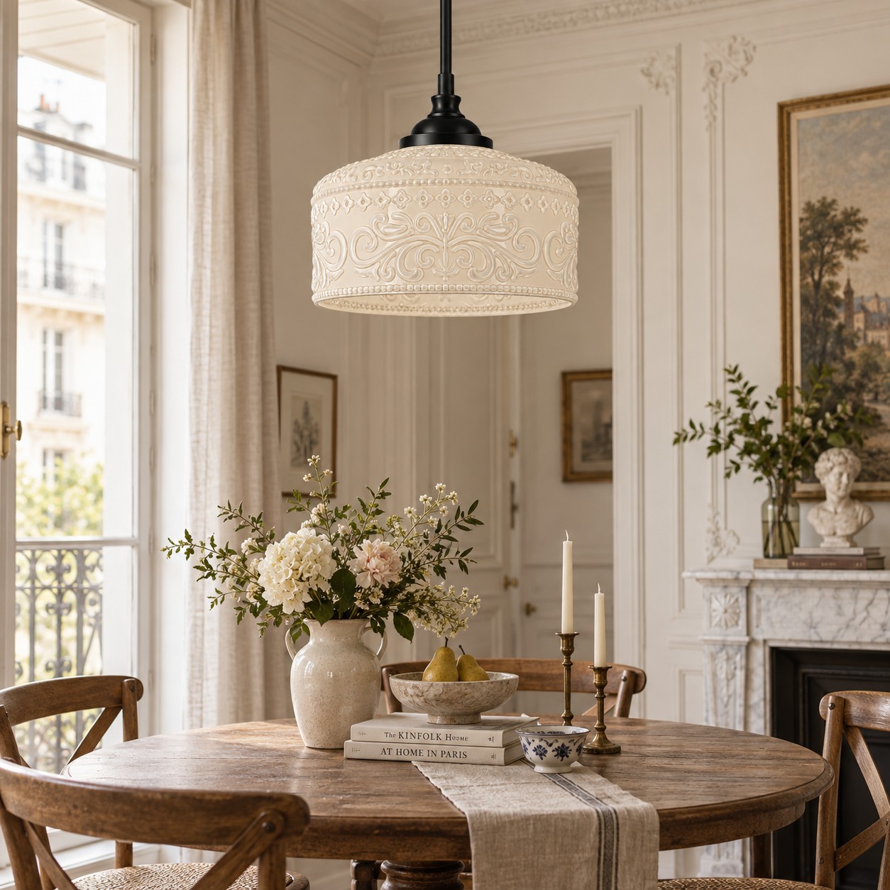 Witte glazen hanglamp met patroon in een klassieke Parijse eetkamer