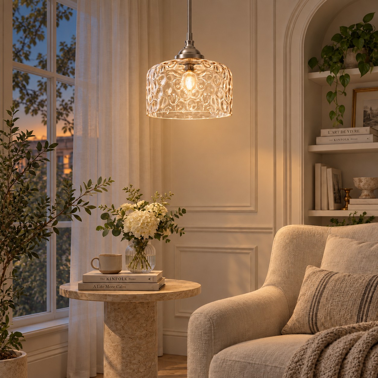 Chromen bubbelglazen hanger die oplicht naast een fauteuil in de schemering
