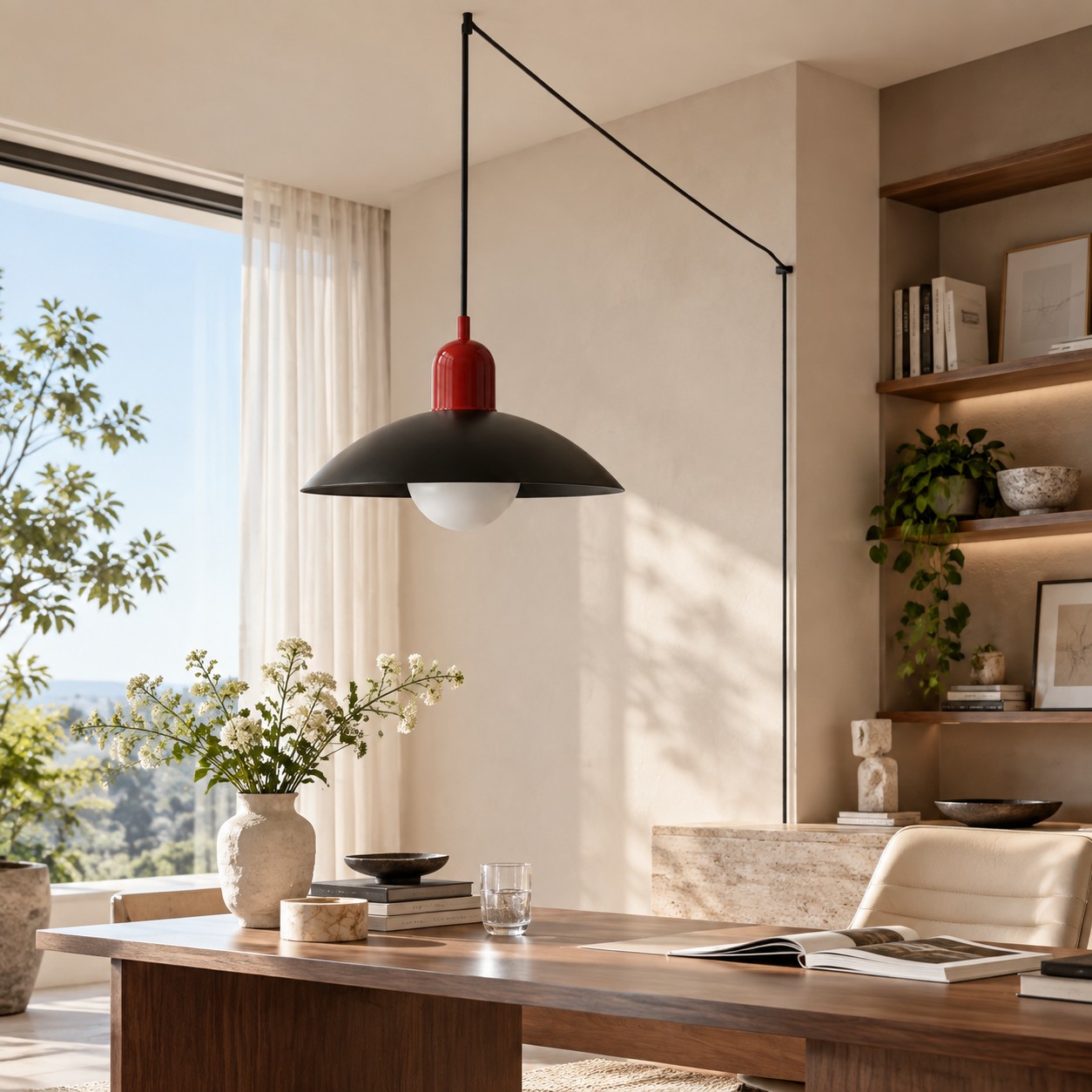 Lámpara colgante enchufable Bauhaus de mediados de siglo en un estudio doméstico.