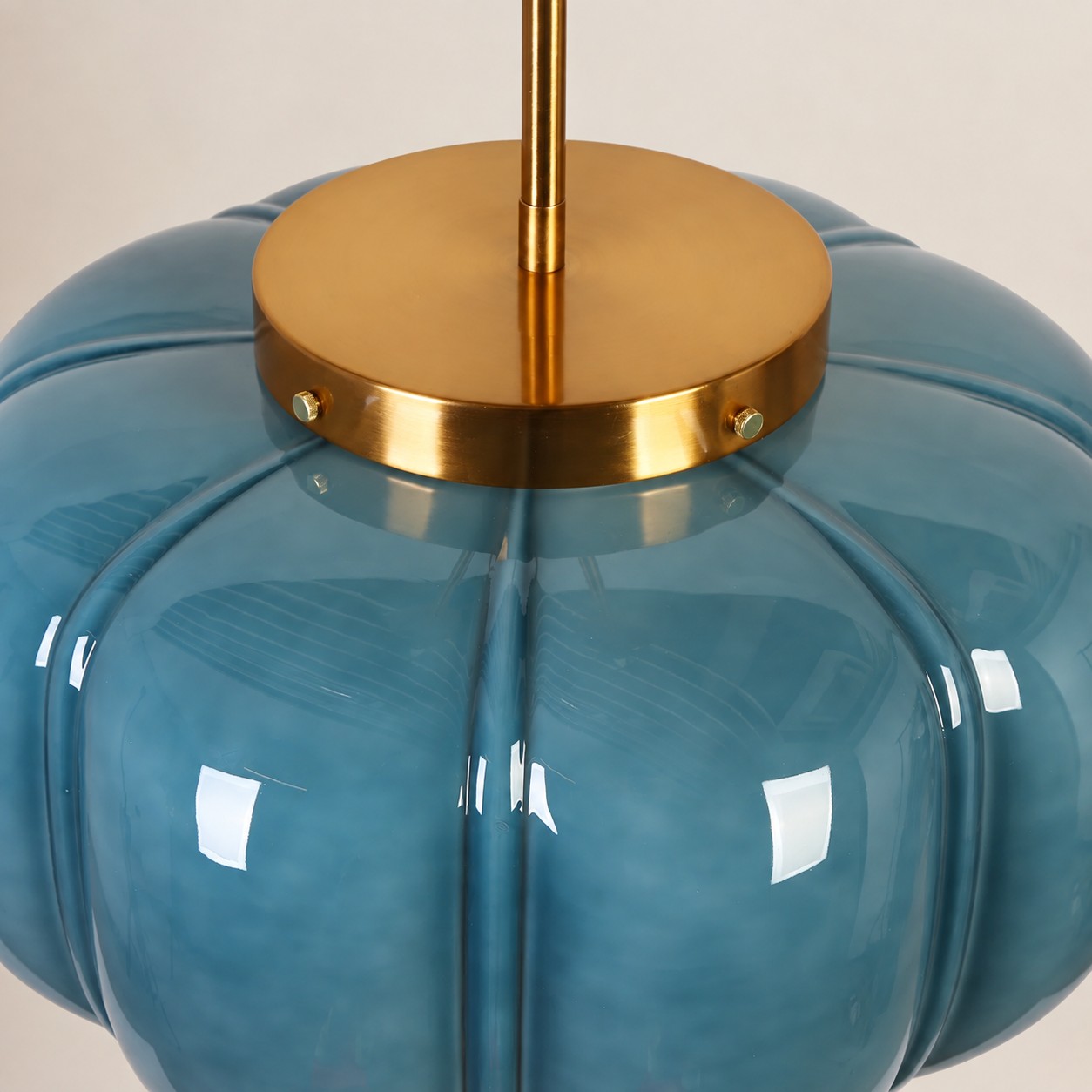 Mässingtonad skärmkåpa och blått glas