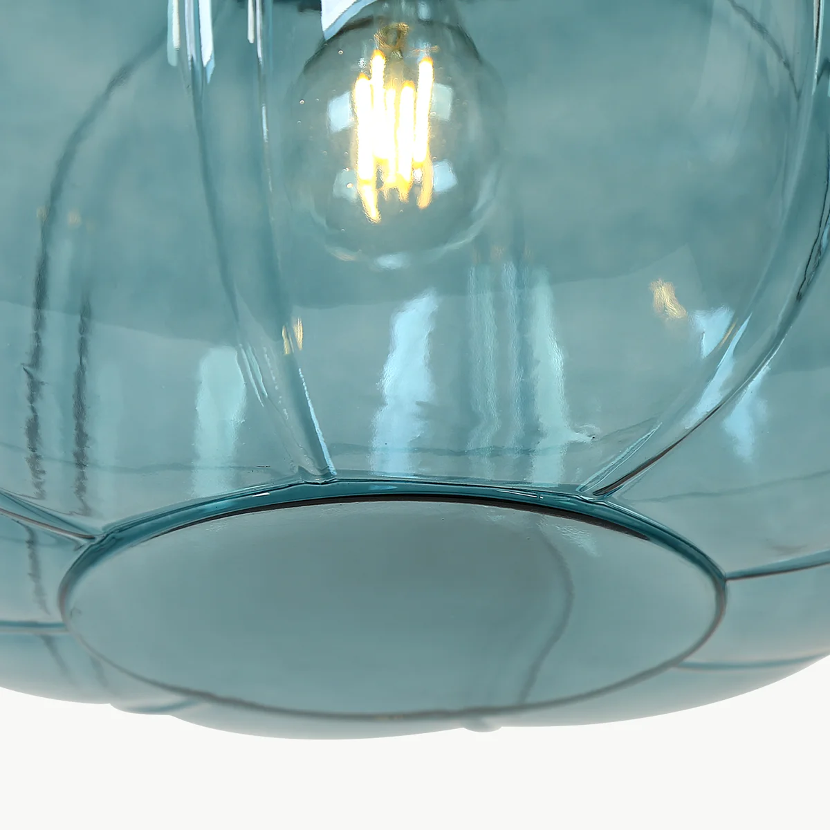 Blå glasskärm sett underifrån