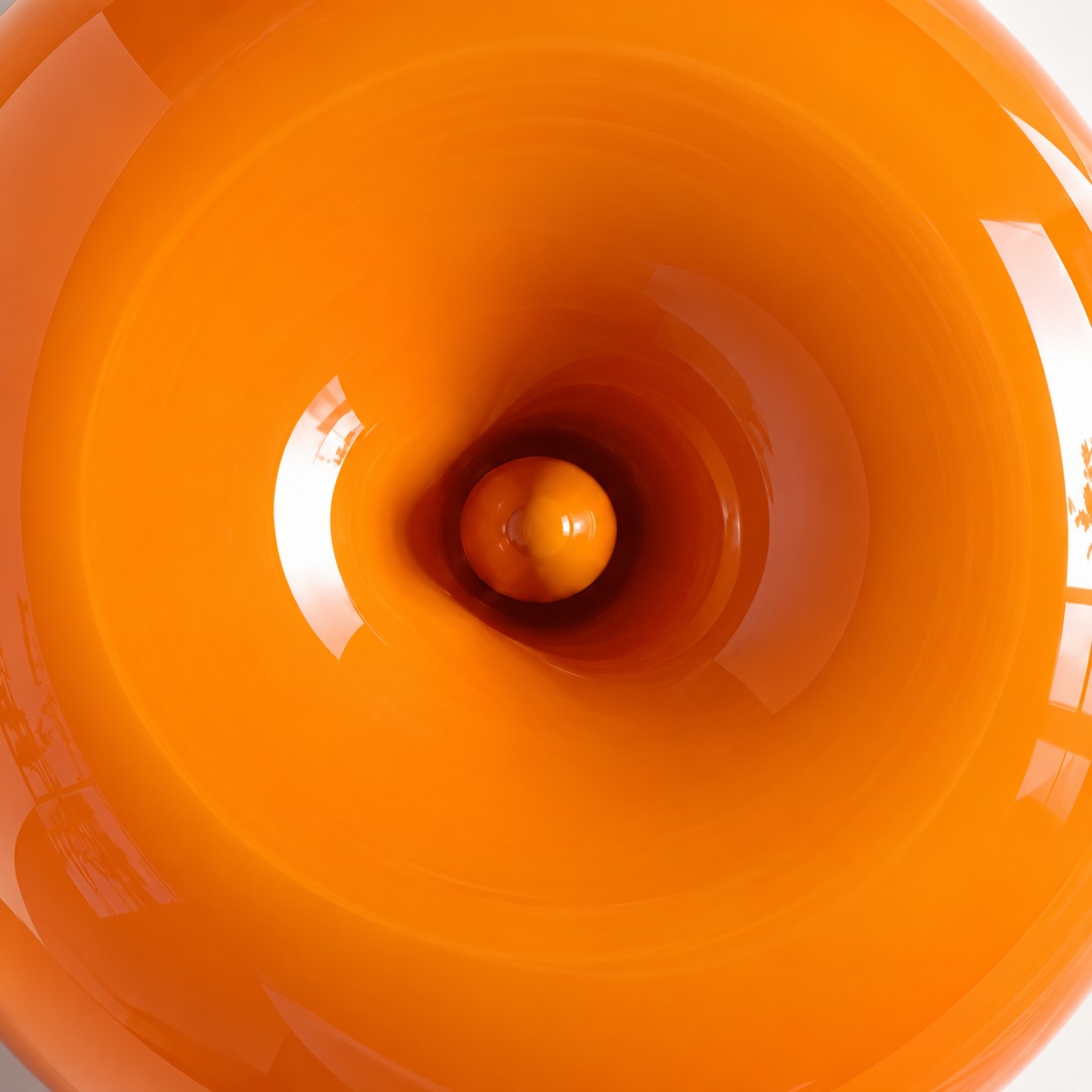 Pantalla de vidrio naranja soplado con anillos concéntricos