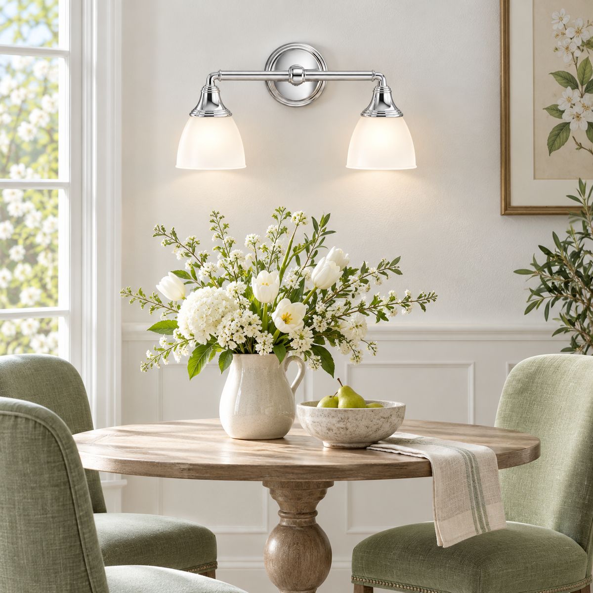 Aplique de dos luces en cromo pulido en un rincón de comedor primaveral