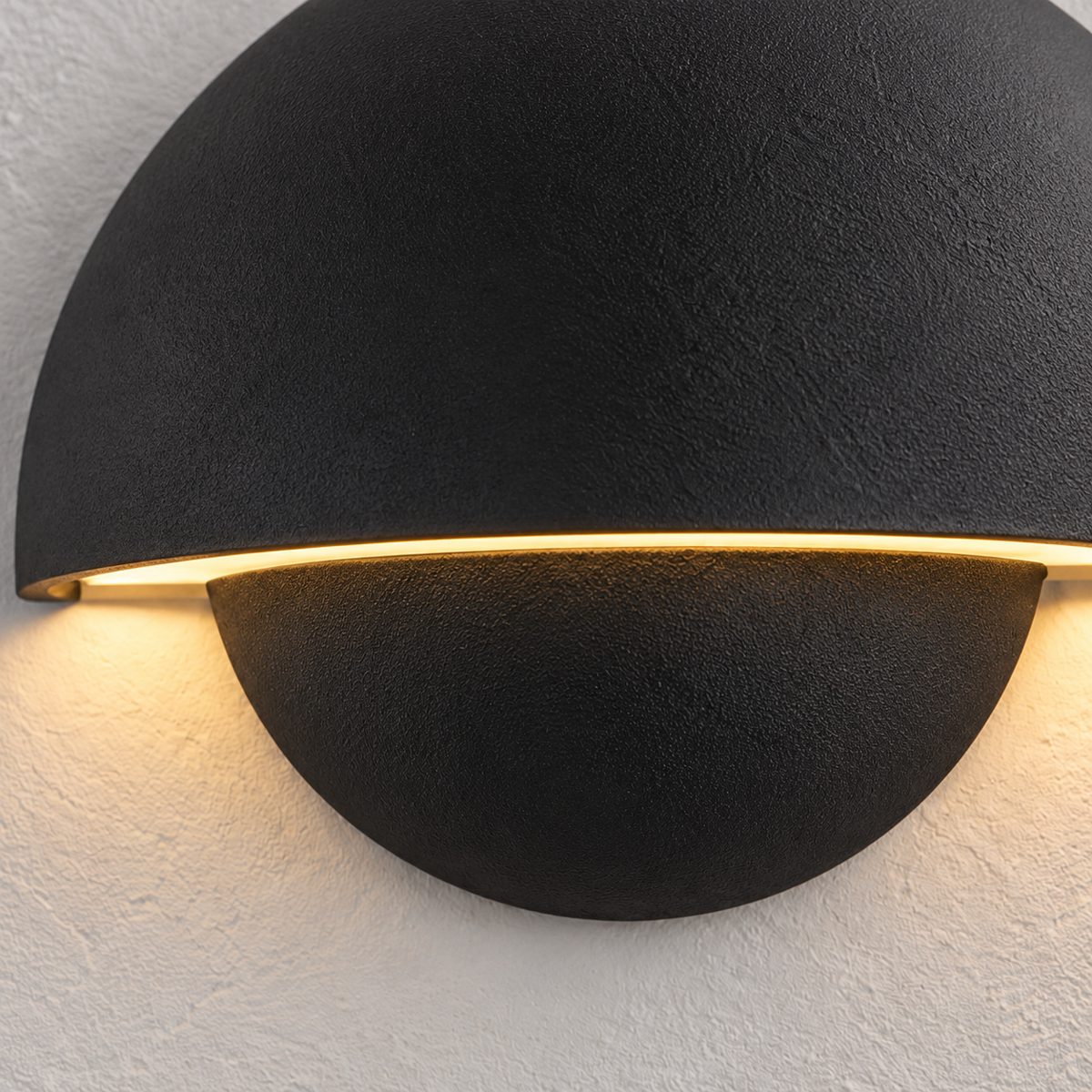 Detailní pohled na teplý světelný proužek pod polokopulí
