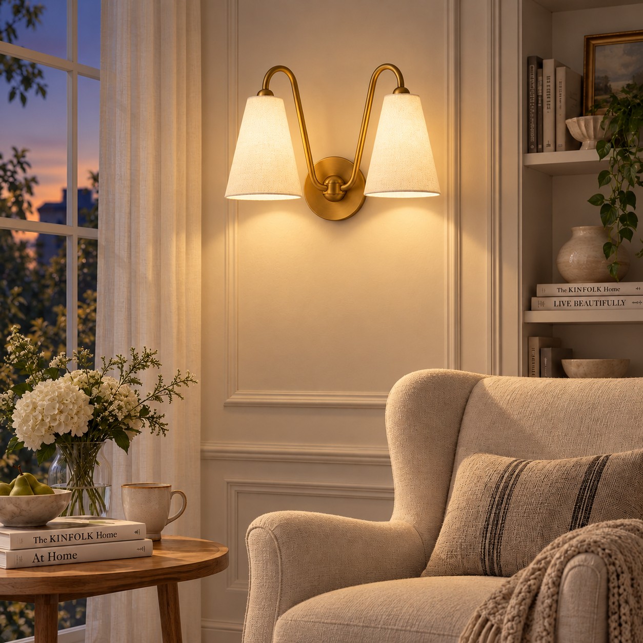 Fauteuil de salon avec abat-jour en lin blanc, lumières allumées