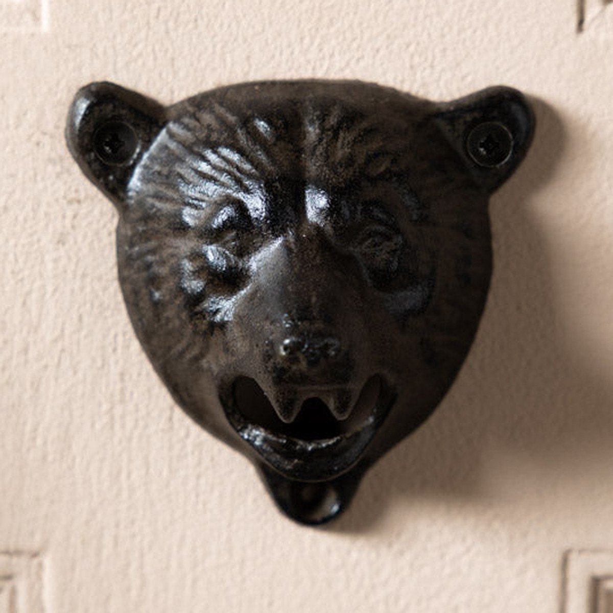 Vue de face du décapsuleur noir tête d'ours