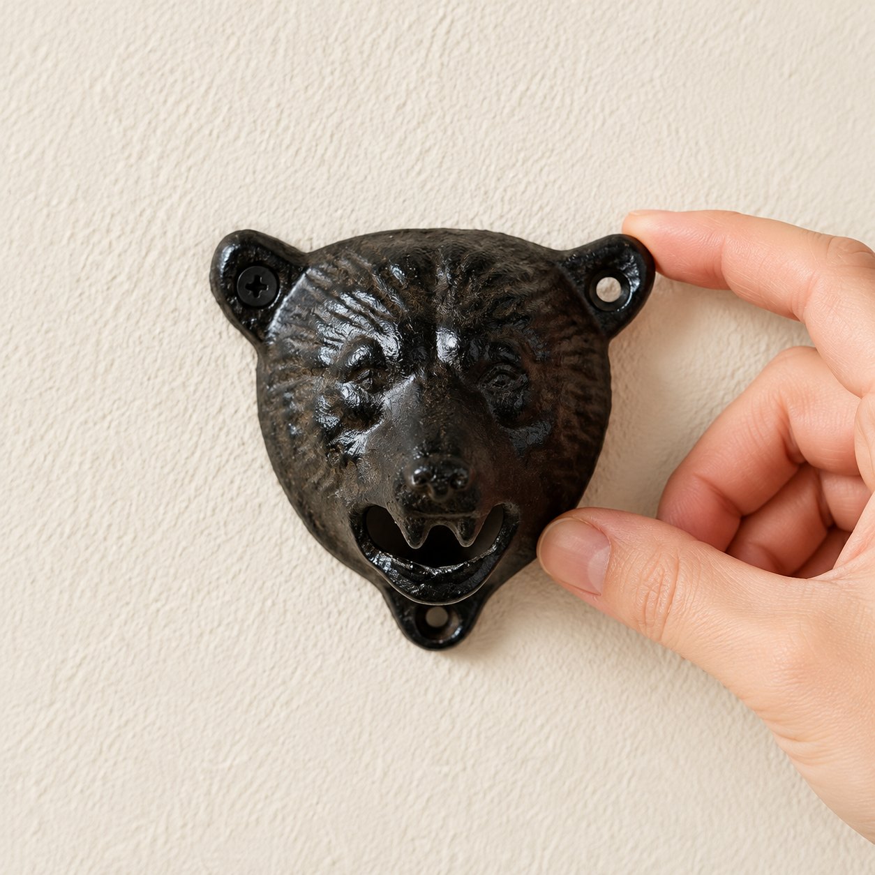 Décapsuleur ours tenu contre le mur