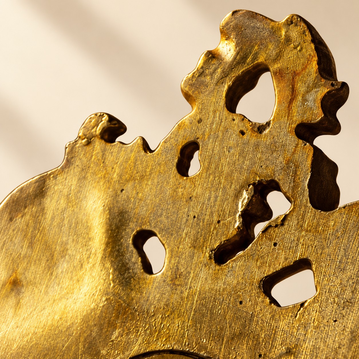 Sculpture de scroll doré ajouré