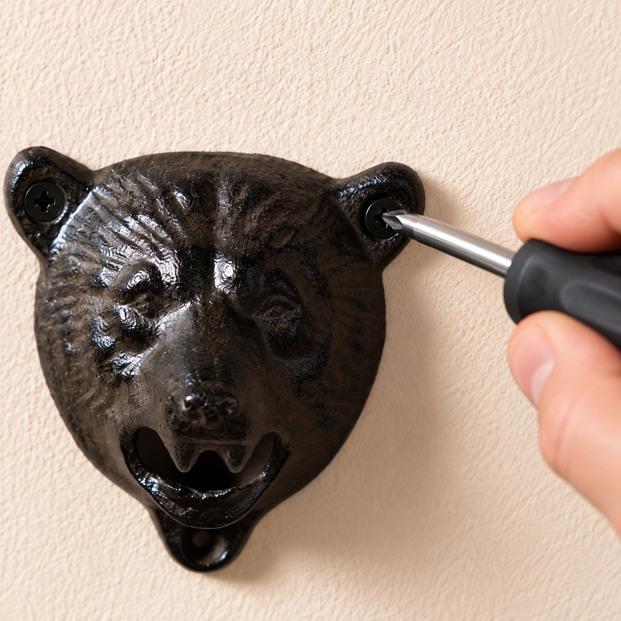 Vissage à travers l'oreille du décapsuleur ours