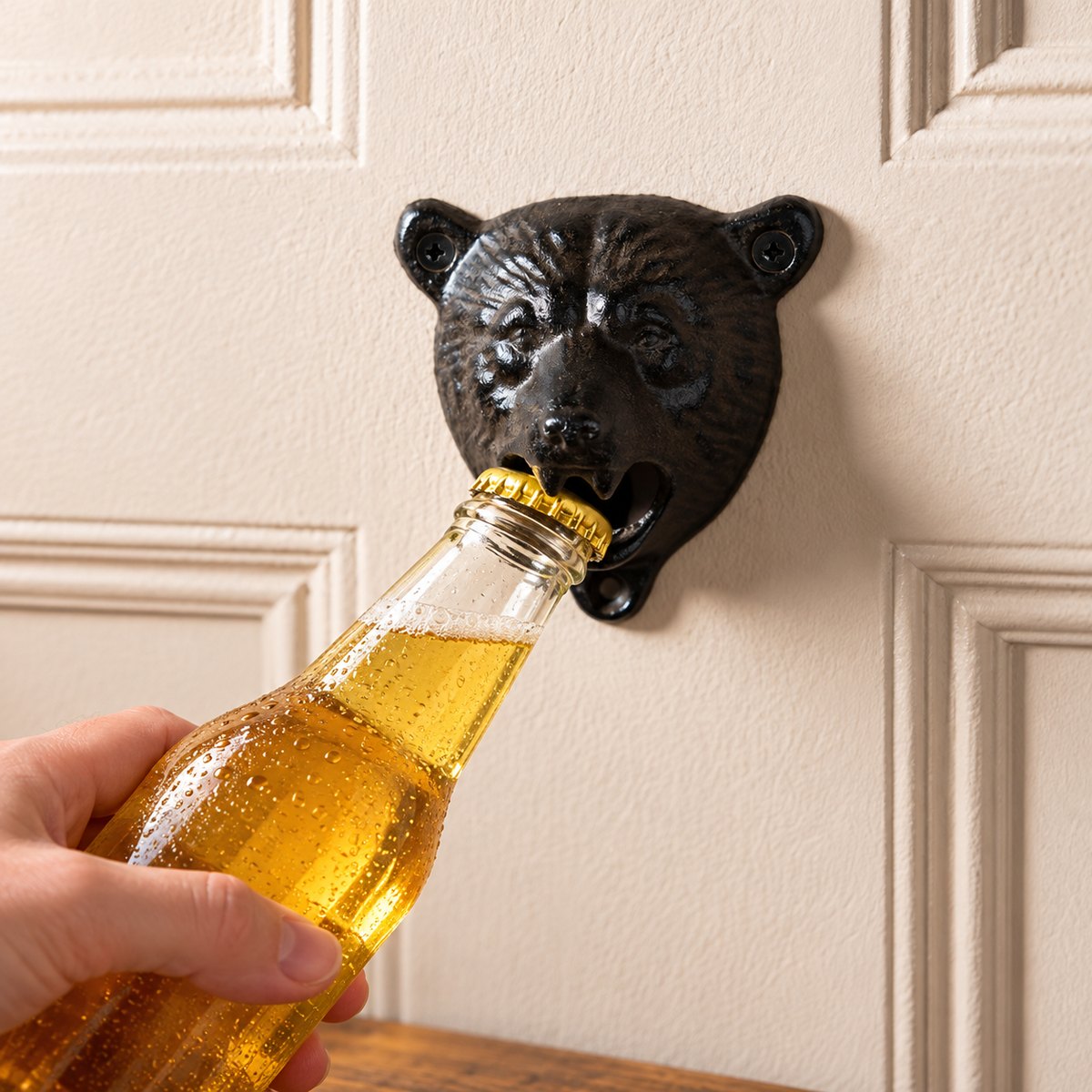 Ouverture d'une bière avec l'ours mural