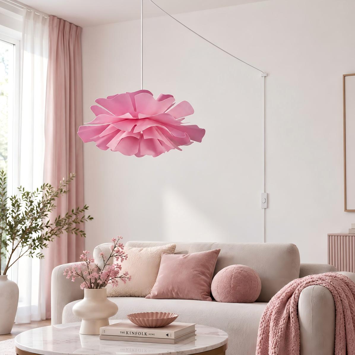 Rosa Pendelleuchte mit Blumenmuster in einem hellen Wohnzimmer